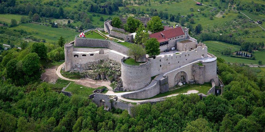 Foto: Staatliche Schlösser und Gärten Baden-Württemberg, Achim Mende Festungsruine Hohenneuffen, die Burg hat hohe, dicke Mauern