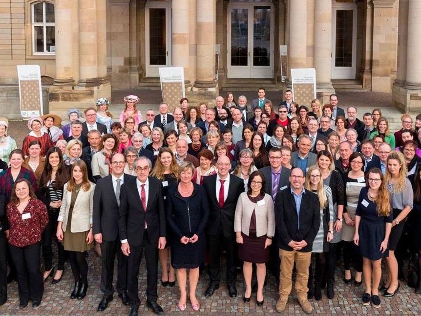 Foto: Staatliche Schlösser und Gärten Baden-Württemberg, Andreas Weise Unsere Mitarbeiter beim Festakt zum 30-jährigen Jubiläum vor dem Neuen Schloss in Stuttgart